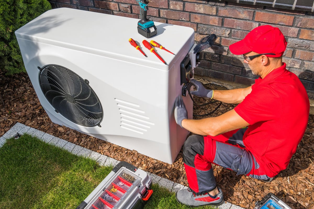 Técnico de climatización reparando una bomba de calor